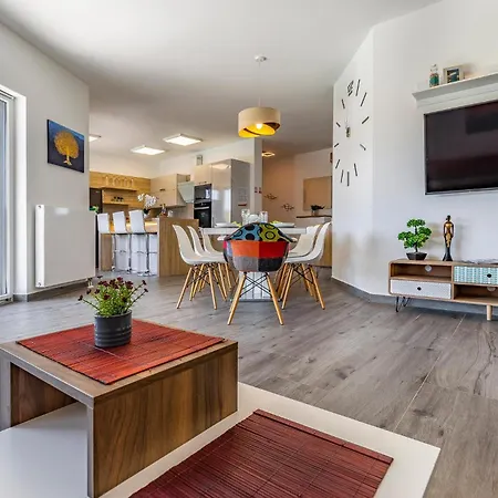 Stunning In Πούλα