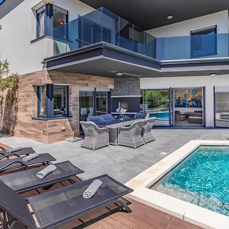 Stunning In Πούλα