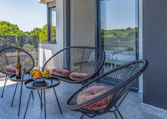 Stunning In Πούλα