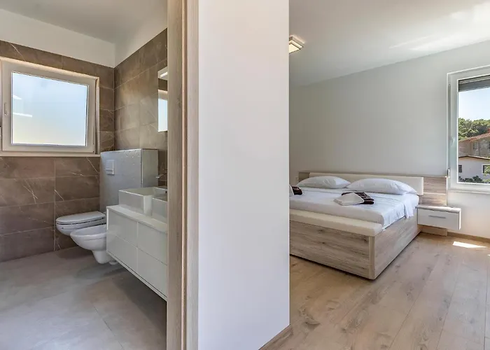 Stunning In Πούλα