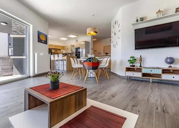 Stunning In Πούλα